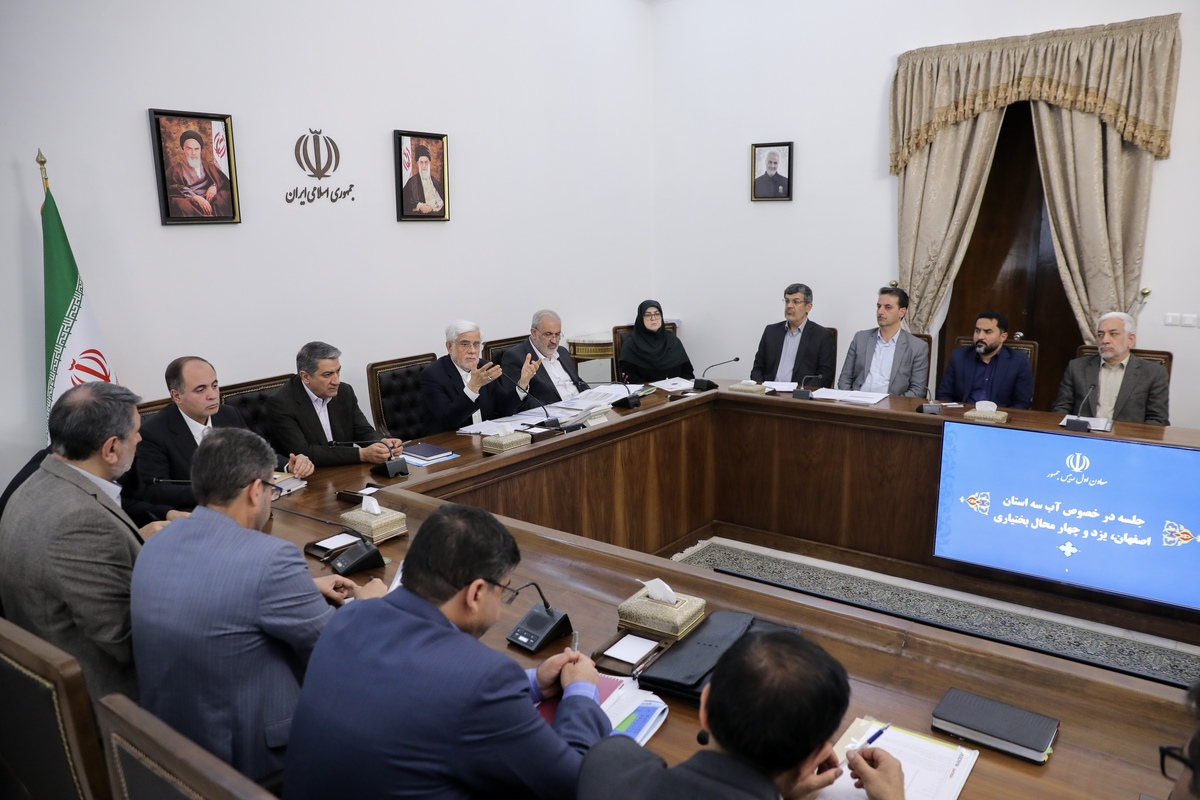 عارف: برخی که در داخل دم از ولایت پذیری می زنند، نباید به توطئه‌های دشمنان دامن بزنند