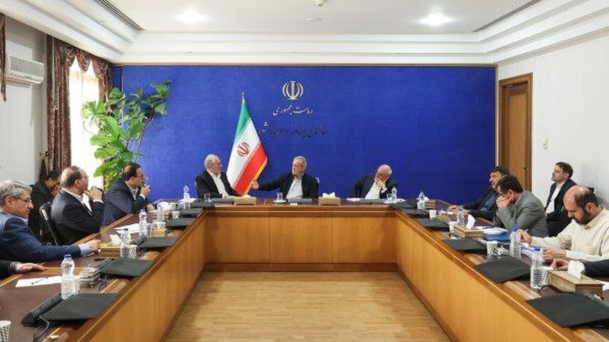 حضور پزشکیان در جلسه رصد و پایش برنامه‌های توسعه در سازمان برنامه و بودجه