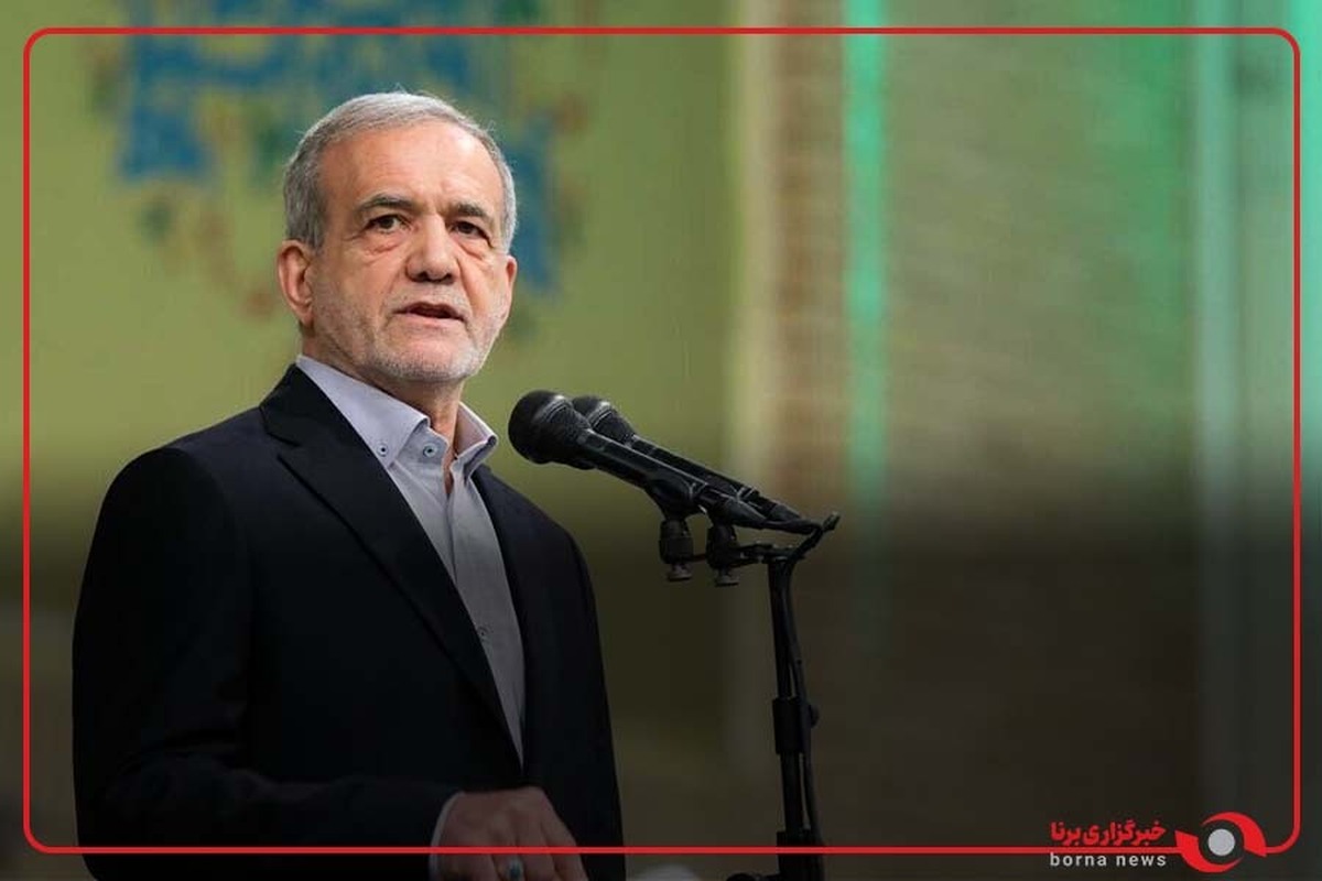  رییس جمهور در مراسم قهرمان ایران شخصا جایزه «برترین ورزشکار مرد پارالمپیک» را به روح‌الله رستمی اهدا کرد