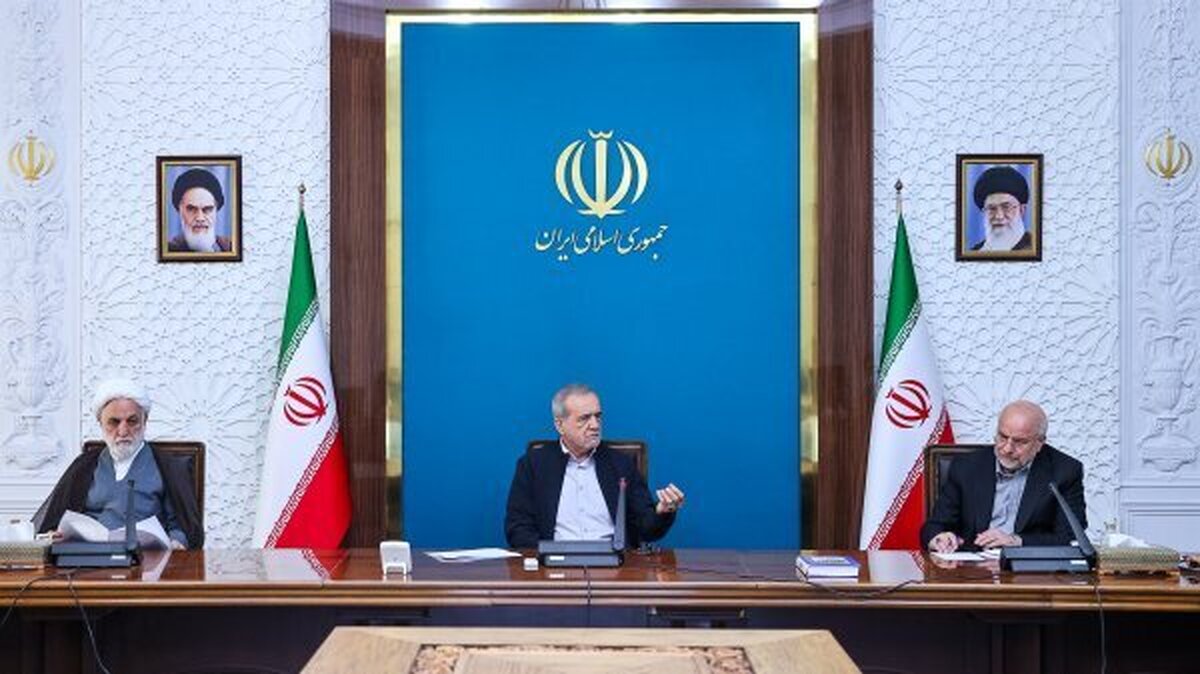 پزشکیان: وزارتخانه‌ها موظف به خرید و نصب پنل‌های خورشیدی هستند