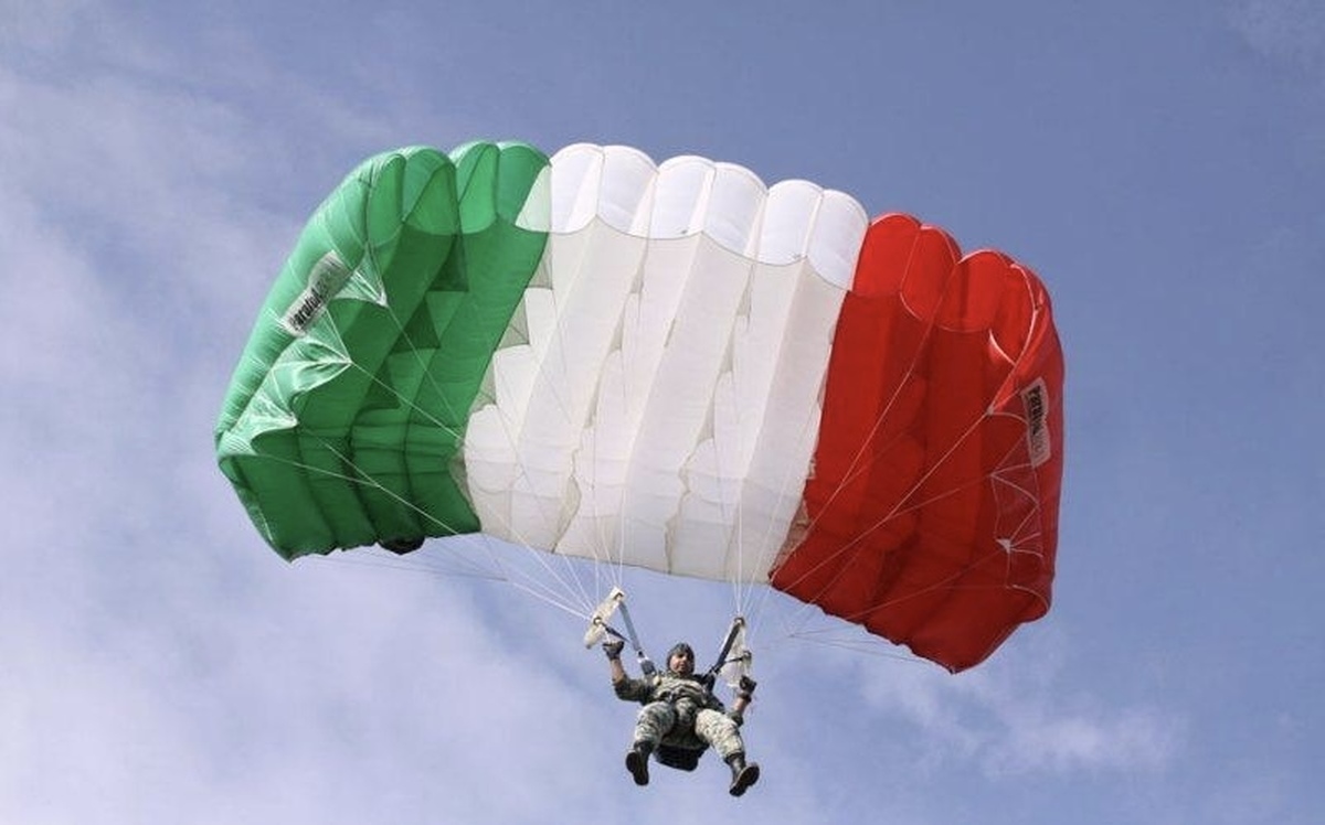 اجرای عملیات چتربازی توسط تکاوران تیپ نوهد