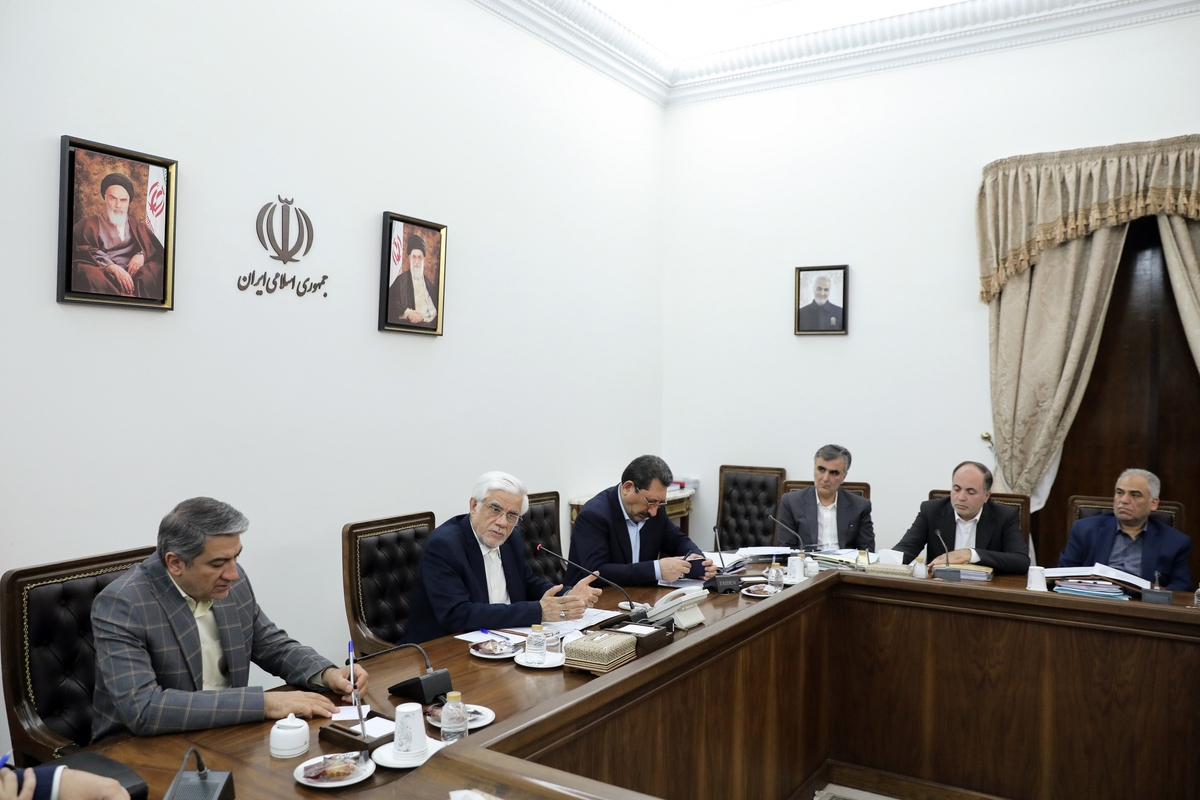 عارف: وزارتخانه‌های صمت و جهاد کشاورزی با متخلفان و گرانفروشانی کالاهای اساسی برخورد کنند