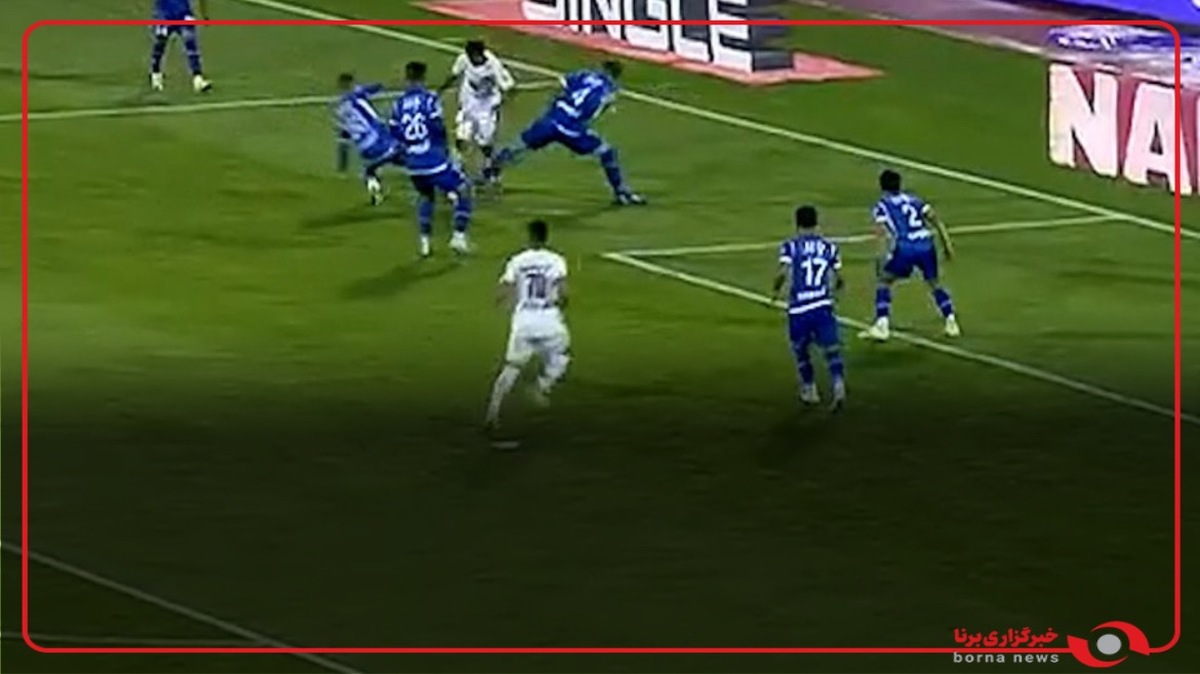 صحنه مشکوک به پنالتی در محوطه جریمه استقلال که داور دستور به ادامه مسابقه داد