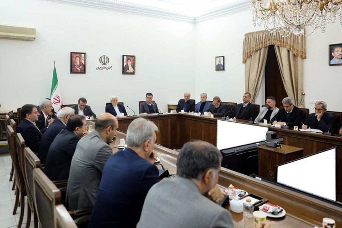 محمدرضا عارف: مطمئن هستم مشکلات اقتصادی حل می‌شود