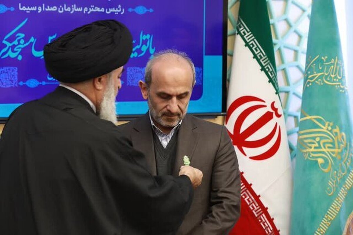 نشان خادمی و پرچم مسجد جمکران به رئیس صداوسیما اهدا شد