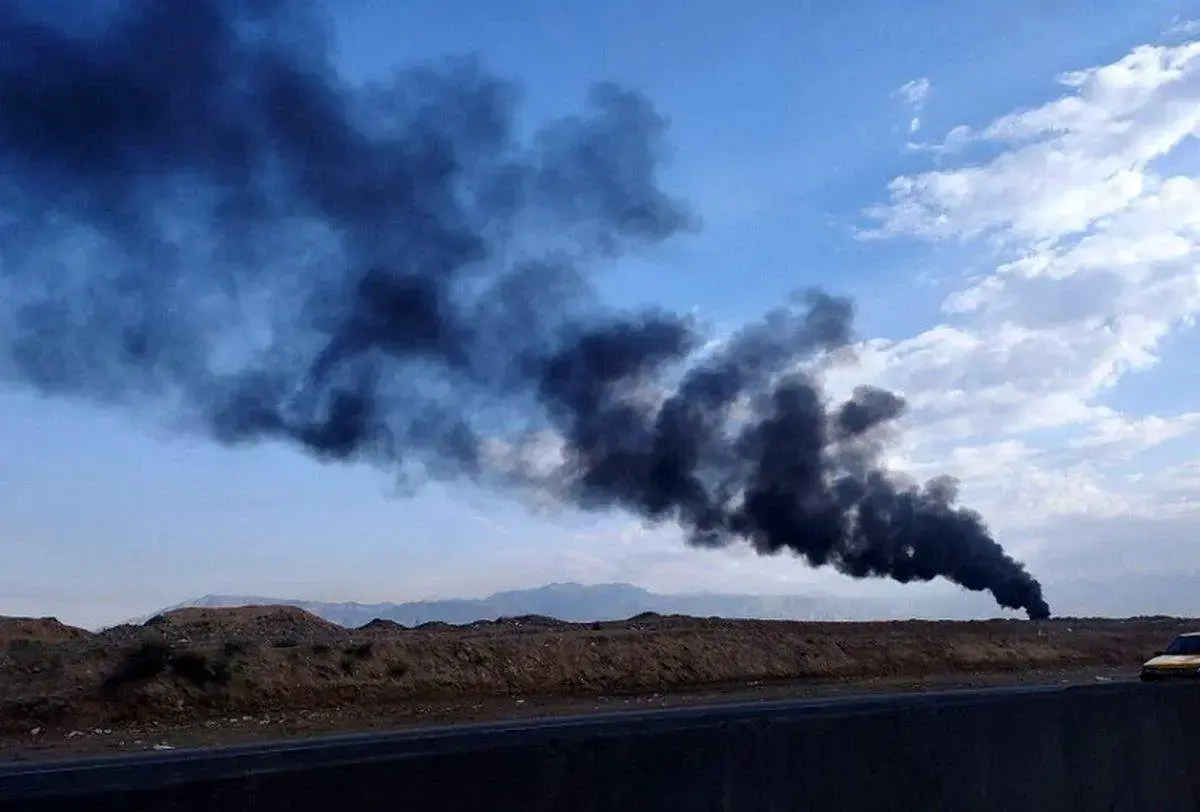 منشا دود در غرب تهران مشخص شد؛ آتش‌سوزی ضایعات کارخانه‌ای در آزادگان