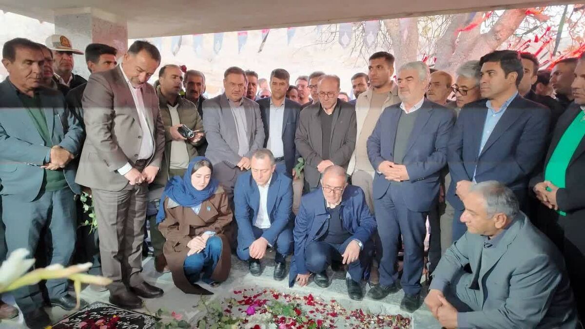 اهدای نشان افتخار جوان برتر سال ایران به خانواده شهید کهگیلویه و بویراحمد