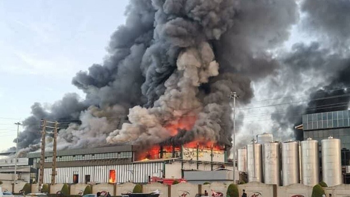 آتش‌سوزی گسترده در کارخانه کاله آمل/ بسیج امکانات استانی برای مهار حریق