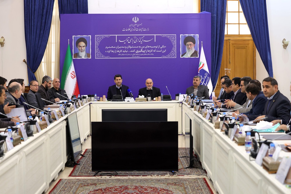 وزیر ارتباطات در جلسه خوزستان: فاصله استان در پروژه فیبر نوری قابل قبول نیست / تشکیل کارگروه ویژه ارتباطات در خوزستان / آماده سرمایه‌گذاری ویژه هستیم