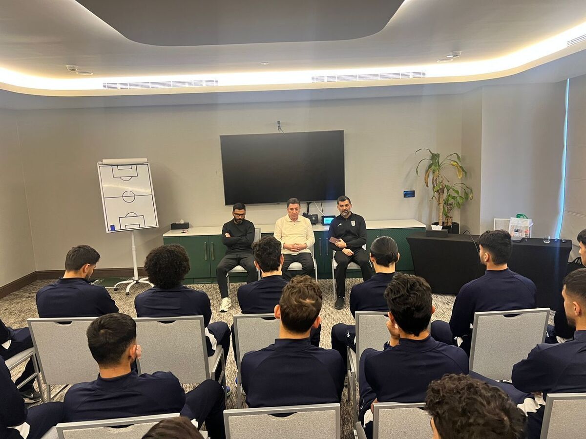 قلعه‌نویی در جمع شاگردان روانخواه: روزی هزار رکعت نماز شکر بخوانید که در تیم ملی هستید/ سید جلال را الگوی خود قرار دهید