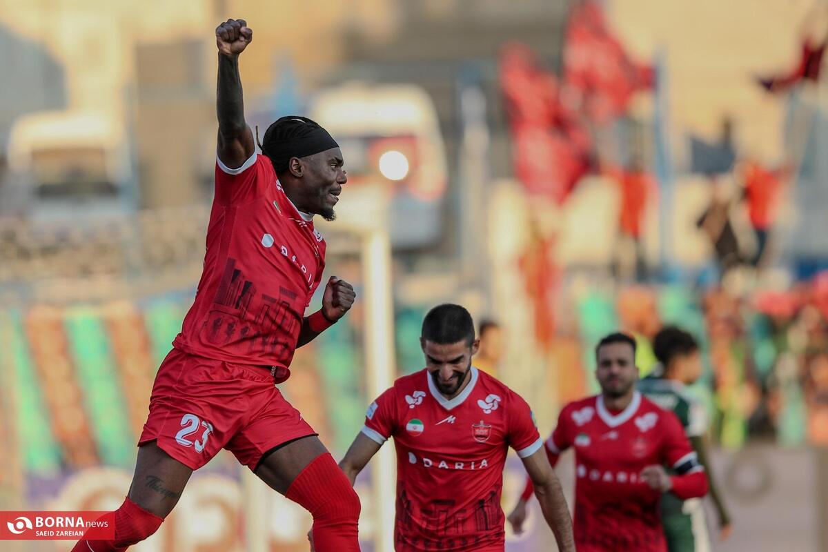 بازیکن خارجی پرسپولیس در نزدیکی درب خروجی