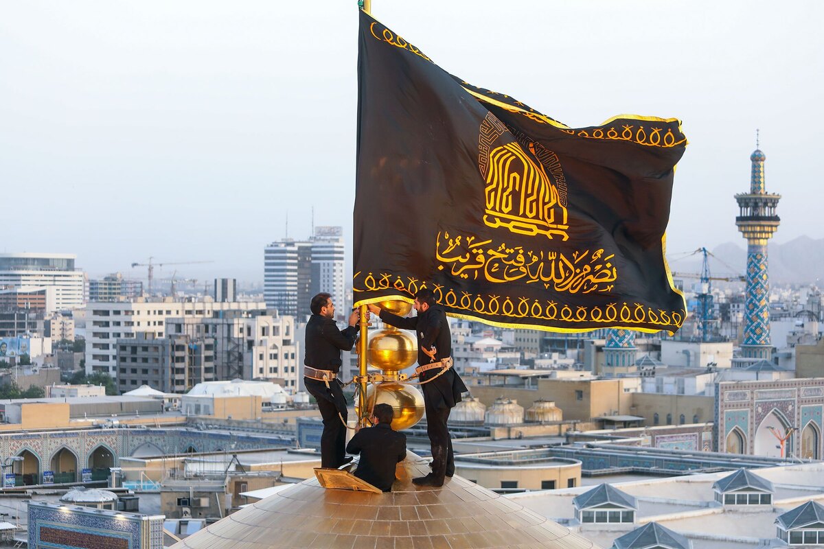 پرچم حرم مطهرامام رضا (ع) به رنگ عزا درآمد