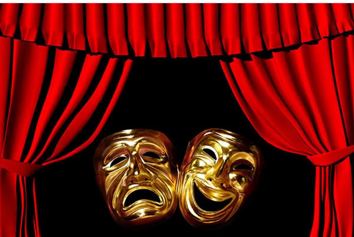 برگزاری اجراهای نمایشی در  سالن های دولتی و خصوصی