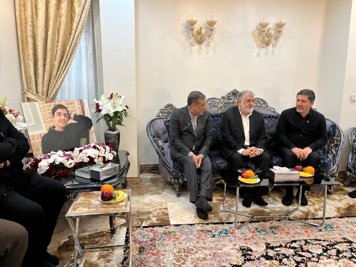 دیدار معاون اجرایی رئیس‌جمهور با خانواده دو تن از شهدای مردمی اغتشاشات اخیر/ ابلاغ پیام تسلیت رئیس جمهور