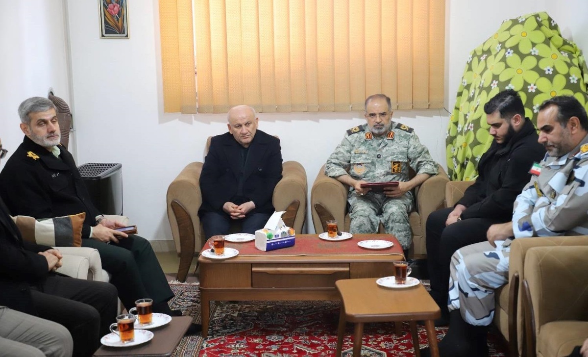 دیدار استاندار مازندران و فرماندهان نظامی استان با خانواده شهید مدافع امنیت مجید رنجبر