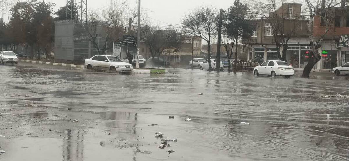 بارش سیل‌آسا در پارس‌آباد موجب آبگرفتگی معابر شهری شد