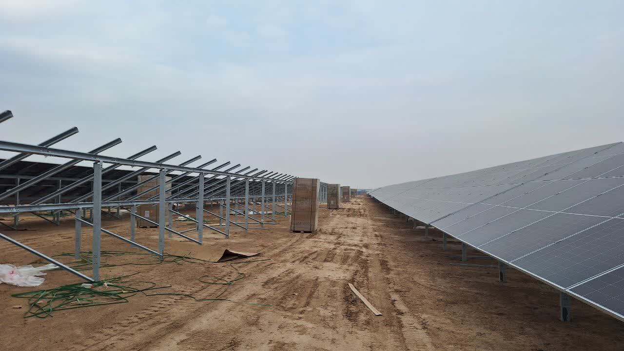 استاندار قزوین از نیروگاه ۱۰ مگاواتی خورشیدی در دست ساخت شرکت روزیه بازدید کرد