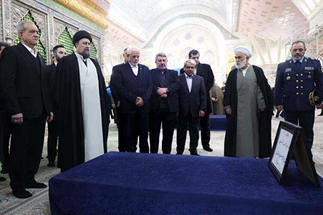 پزشکیان:مشکلات امروز برای این است که به توصیه های امام (ره) عمل نکردیم و مردم را ندیدیم پزشکیان:مشکلات امروز برای این است که به توصیه های امام (ره) عمل نکردیم و مردم را ندیدیم