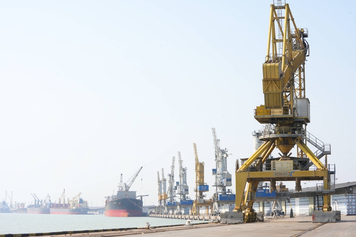 رکورد تخلیه کالاهای اساسی در بندر امام خمینی (ره) شکسته شد