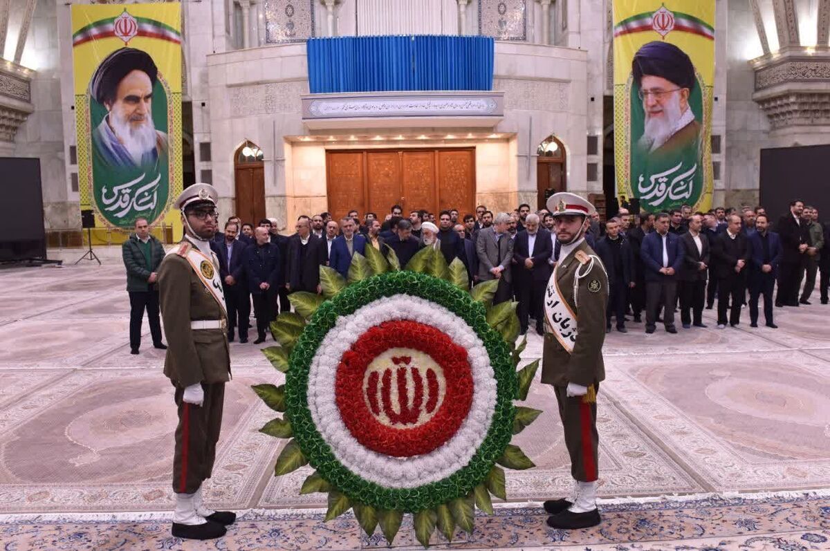 تجدید میثاق رییس و کارکنان ستاد اجرایی فرمان امام با آرمان‌های بنیانگذار کبیر انقلاب