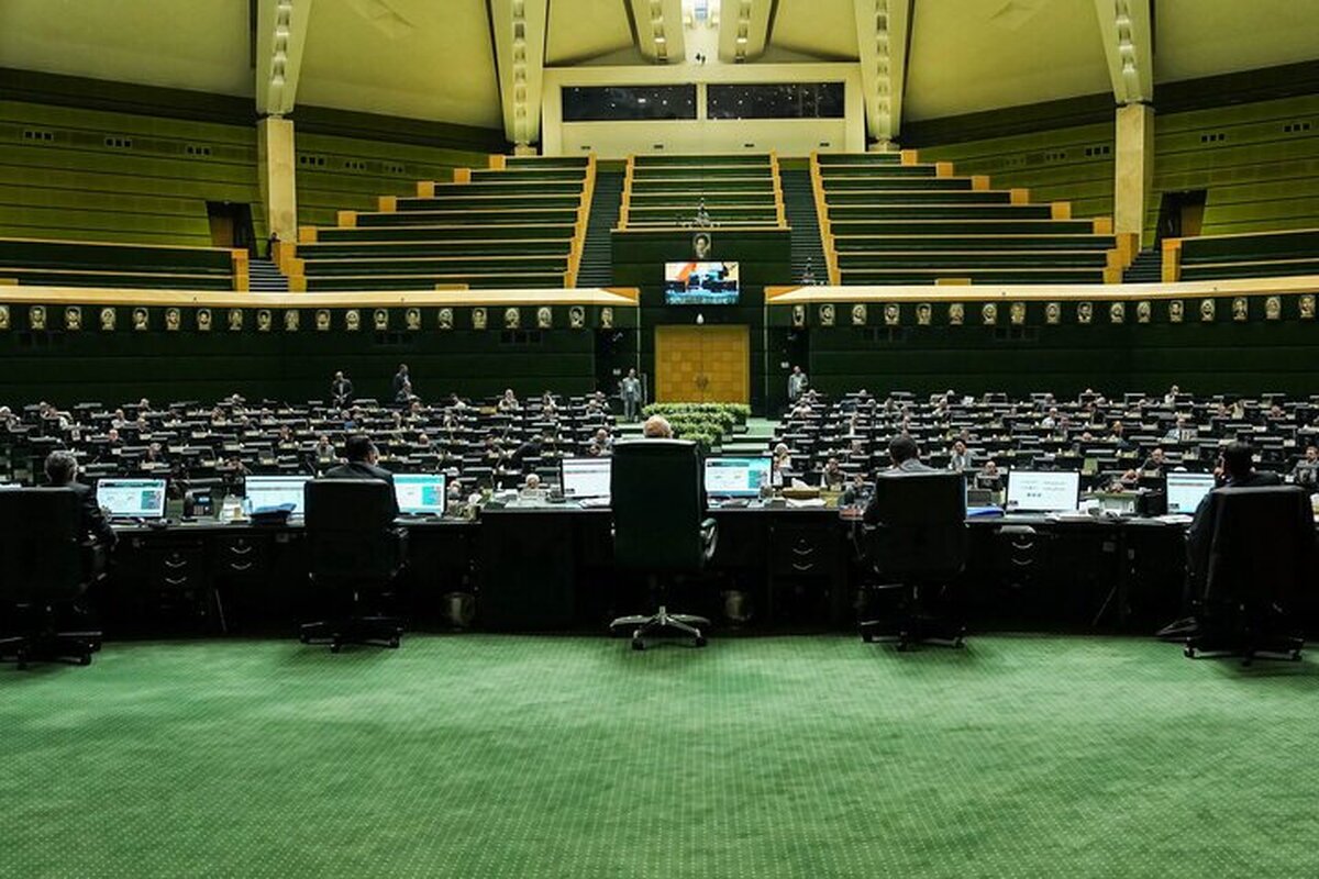 حضور خادمان مسجد جمکران در صحن مجلس به مناسبت میلاد حضرت مهدی (عج)