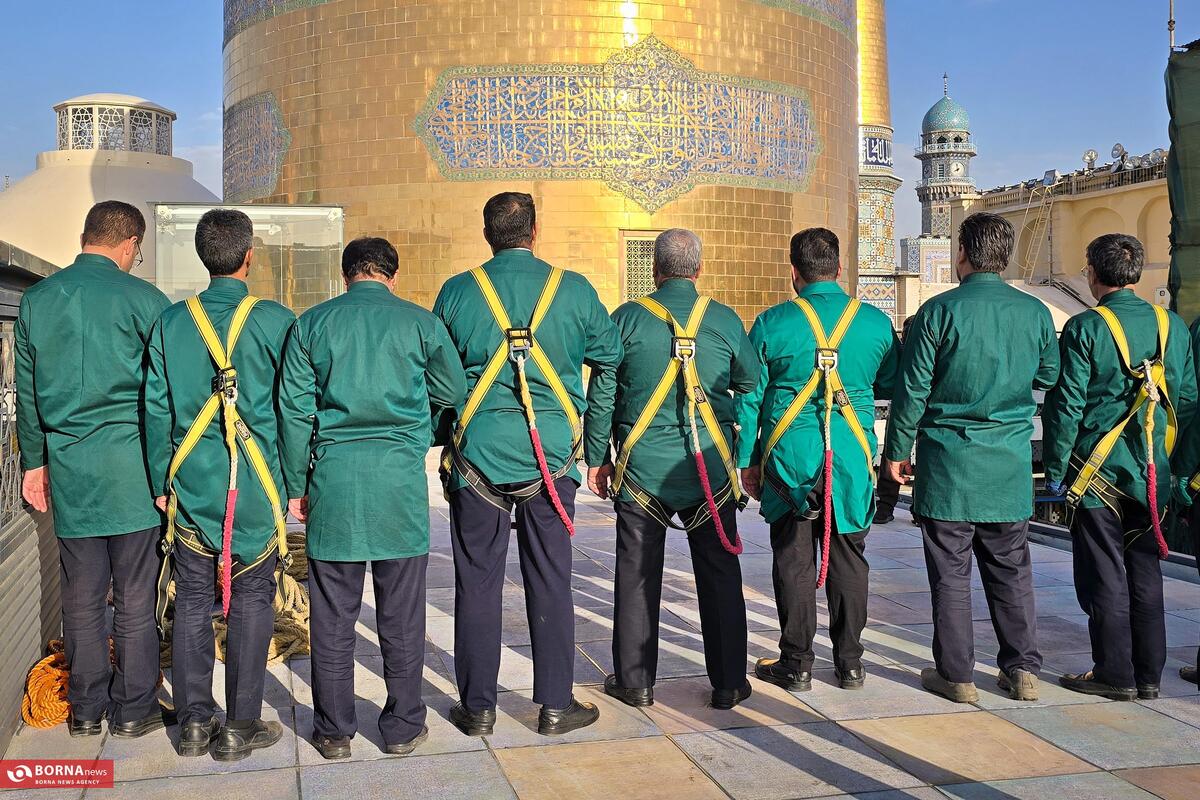 نصب کتیبه‌های ولادت‌ حضرت مهدی(عج) در بارگاه نورانی حضرت رضا(ع) + گزارش تصویری