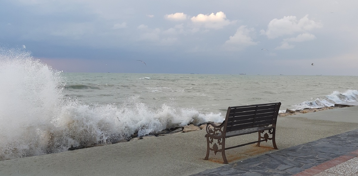 ورود سامانه بارشی و افزایش ارتفاع موج از فردا در استان بوشهر