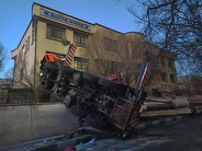 سقوط جرثقیل ۱۱۰ تنی در حیاط مدرسه