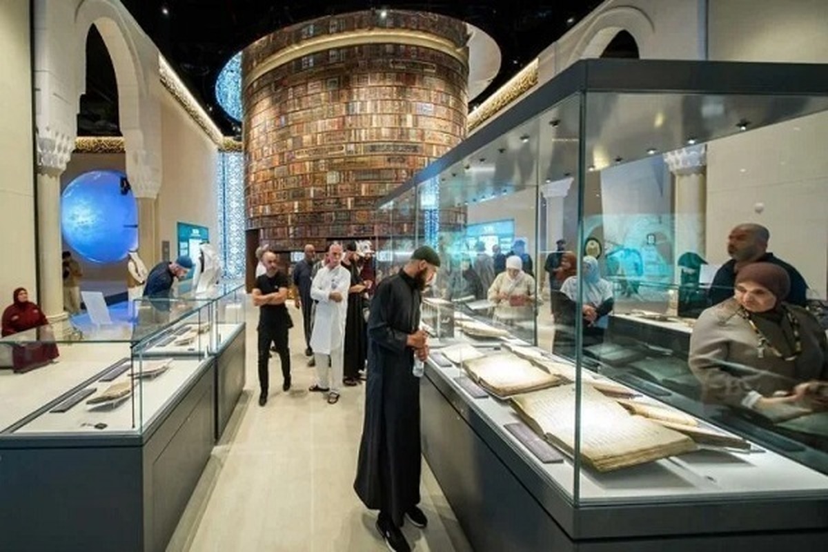 نمایش نسخه تاریخی «مصحف کوفی» در موزه قرآن مکه مکرمه
