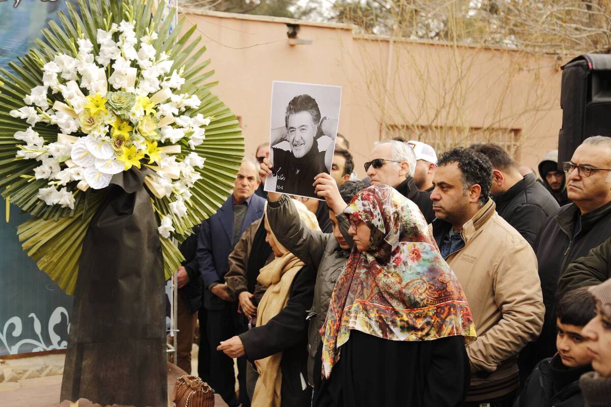 رضا رویگری در قطعه هنرمندان آرام گرفت