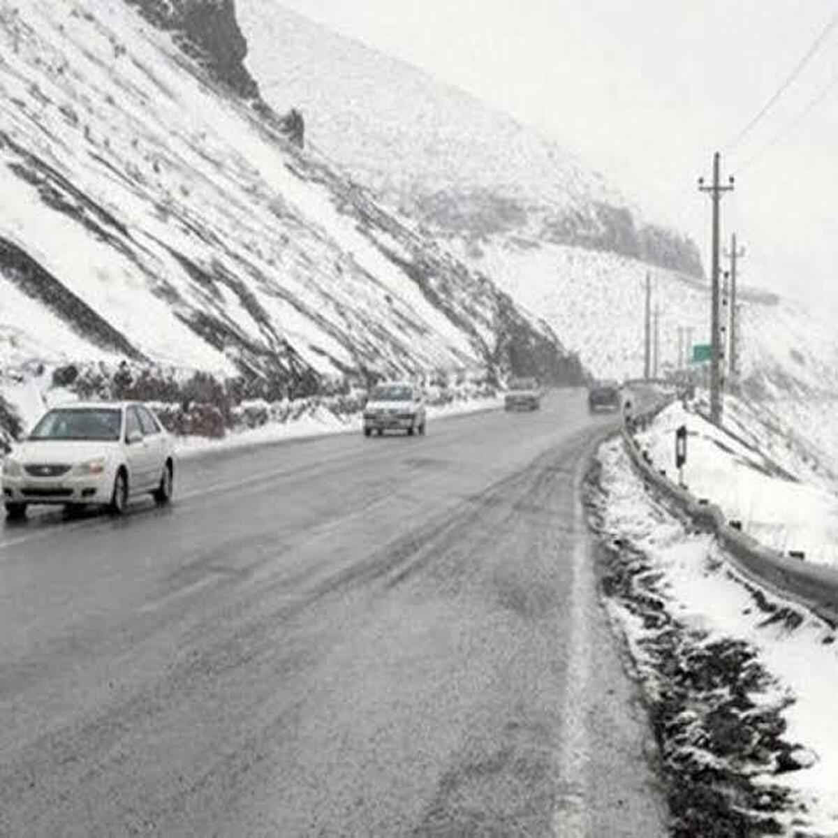 تردد در گردنه‌های کوهستانی تنها با زنجیر چرخ امکان‌پذیر است