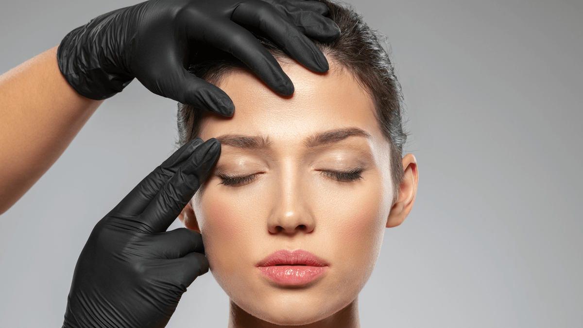 عوامل موثر بر هزینه لیفت شقیقه در سال 1404