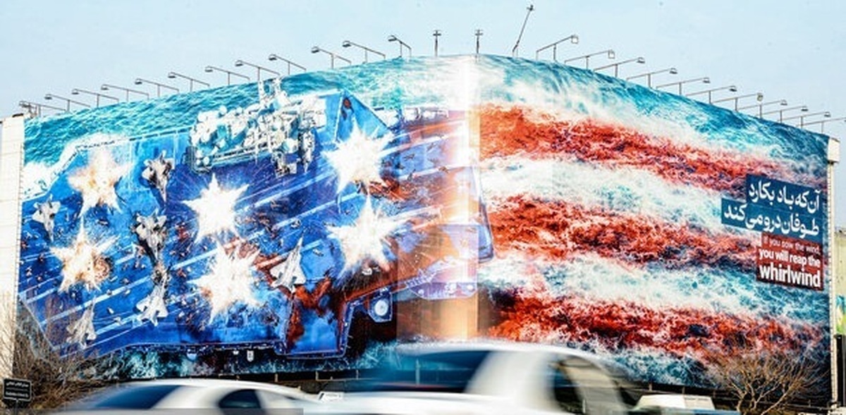 رونمایی از دیوارنگاره جدید میدان انقلاب