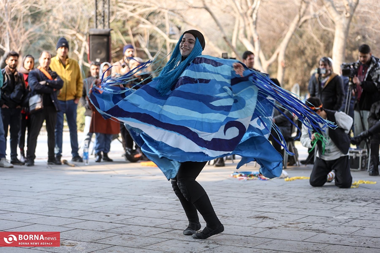 نمایش خیابانی بارش