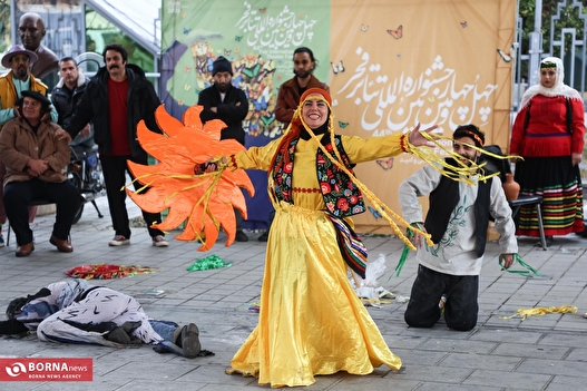 نمایش خیابانی بارش