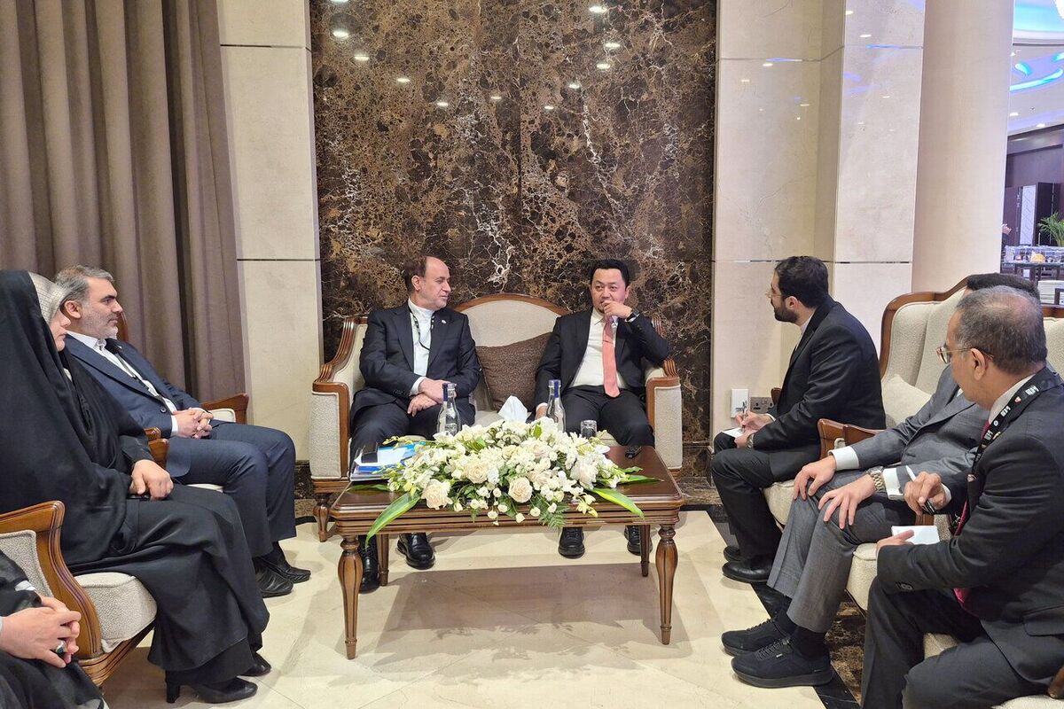 نایب رئیس مجلس: ترامپ به دنبال مشروعیت بخشی به بمباران‌ها و غارت منابع ملت‌ها است