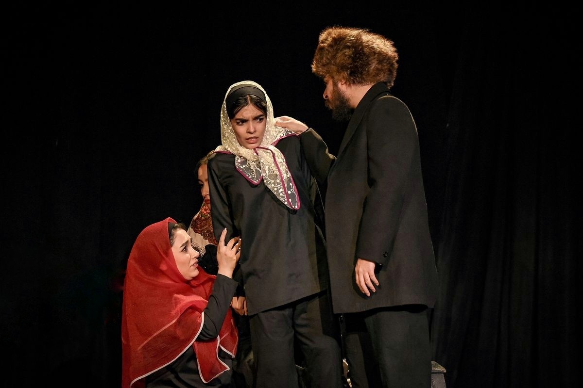 «هُمای» روایتگر زندگی سه زن در برهه‌های مختلف؛ رهگذر: کمک‌هزینه‌های پرداختی در شان جشنواره تئاتر فجر نیست