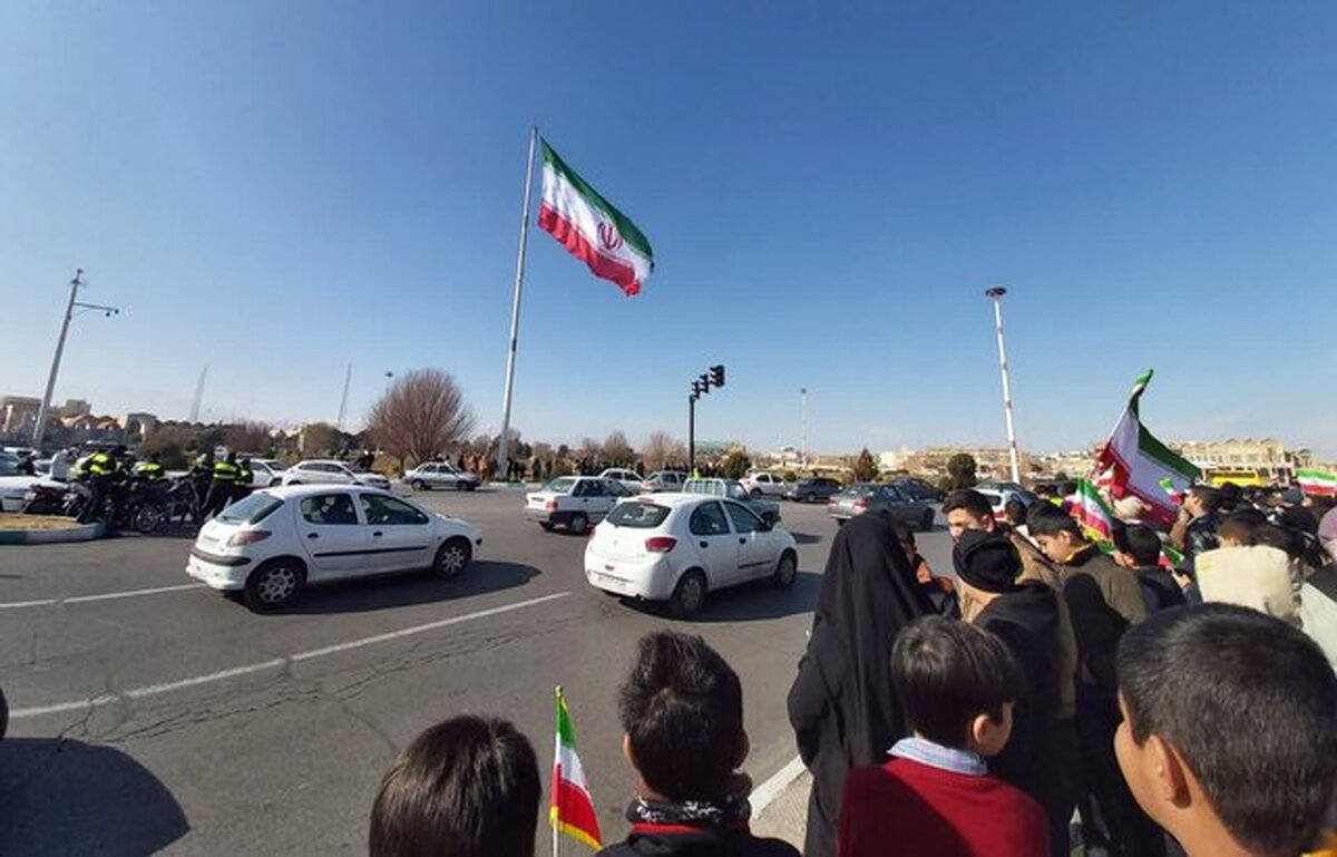 پرچم مقدس ایران اسلامی در میدان امام حسین(ع) شهر یزد به اهتزاز درآمد