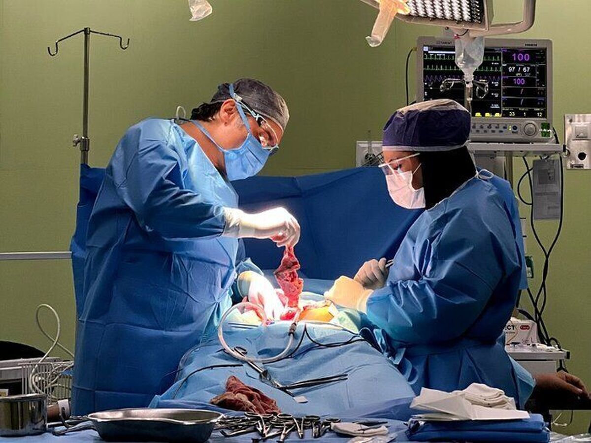 خارج کردن توده ۵ کیلوگرمی از بدن بیمار شاهین دژی