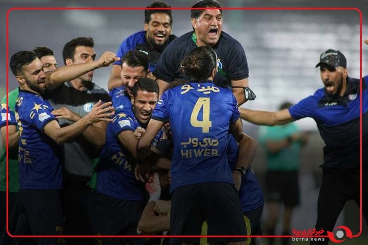 بازیکنان استقلال شادی پس از بردشان را به هرمزگانی‌ها تقدیم کردند