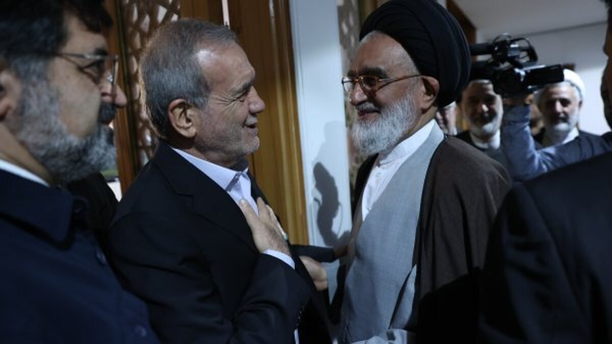 پزشکیان وارد قم شد