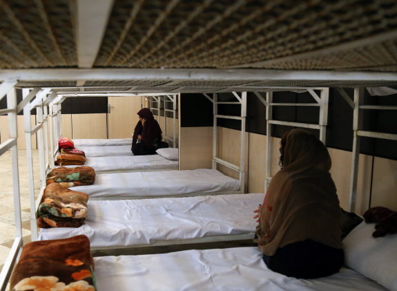 سایه سنگین قضاوتها بر سر بانوی از اعتیاد برگشته/ ۱۲ درصد از زنان معتاد به انگیزه تهیه ماده مخدر سرقت میکنند سایه سنگین قضاوتها بر سر بانوی از اعتیاد برگشته/ ۱۲ درصد از زنان معتاد به انگیزه تهیه ماده مخدر سرقت میکنند