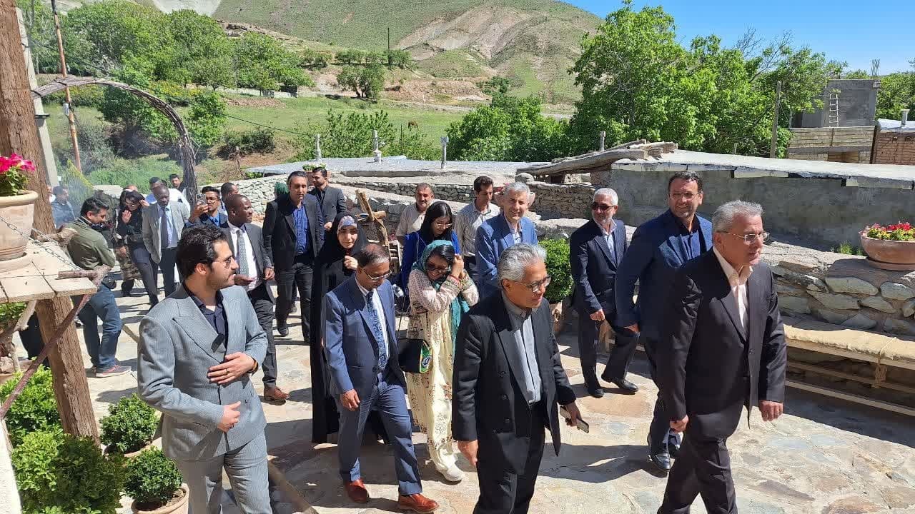 سفرای خارجی از اقامتگاه بوم گردی اله بوم در قزوین دیدن کردند 