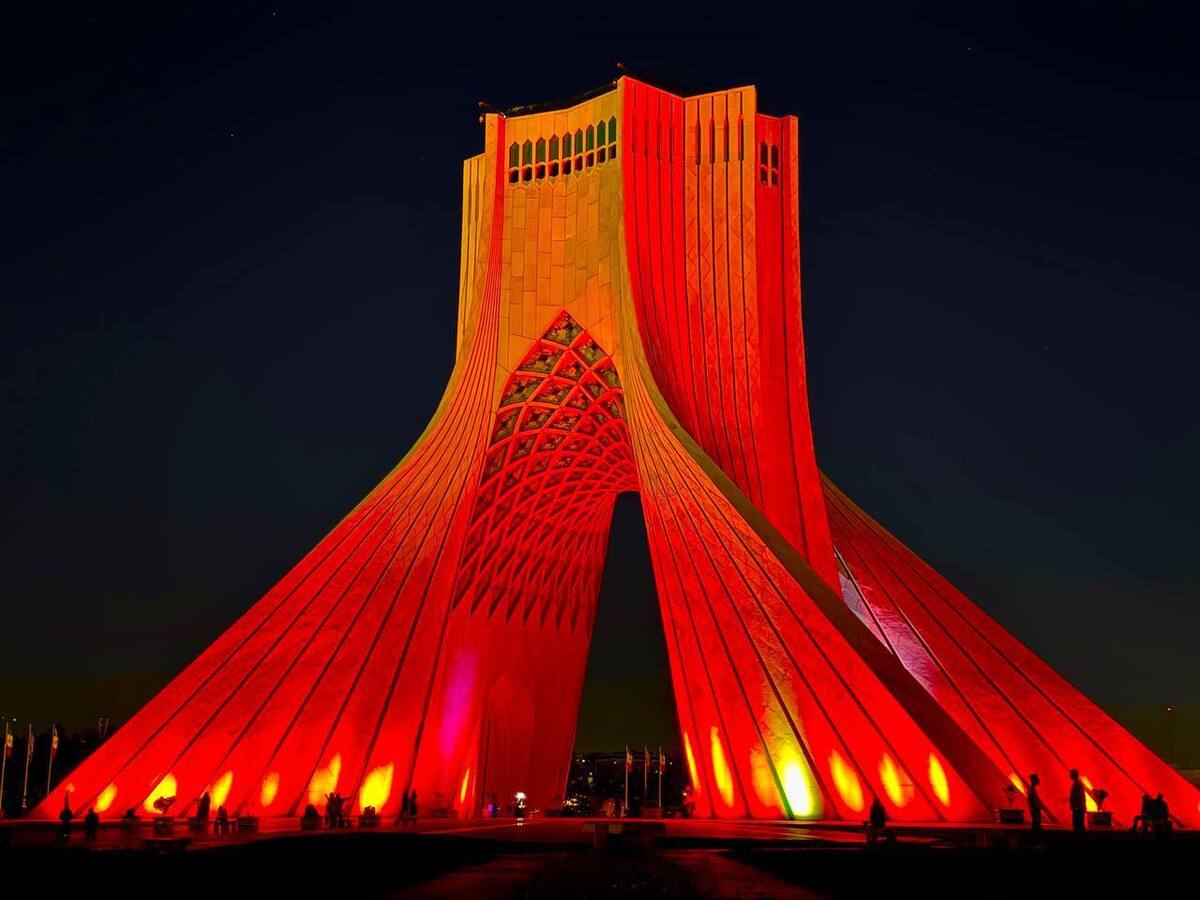 برج آزادی‌و پل طبیعت به پاس خدمات سرخ و سپیدپوشان هلال‌احمر به رنگ قرمز درآمدند