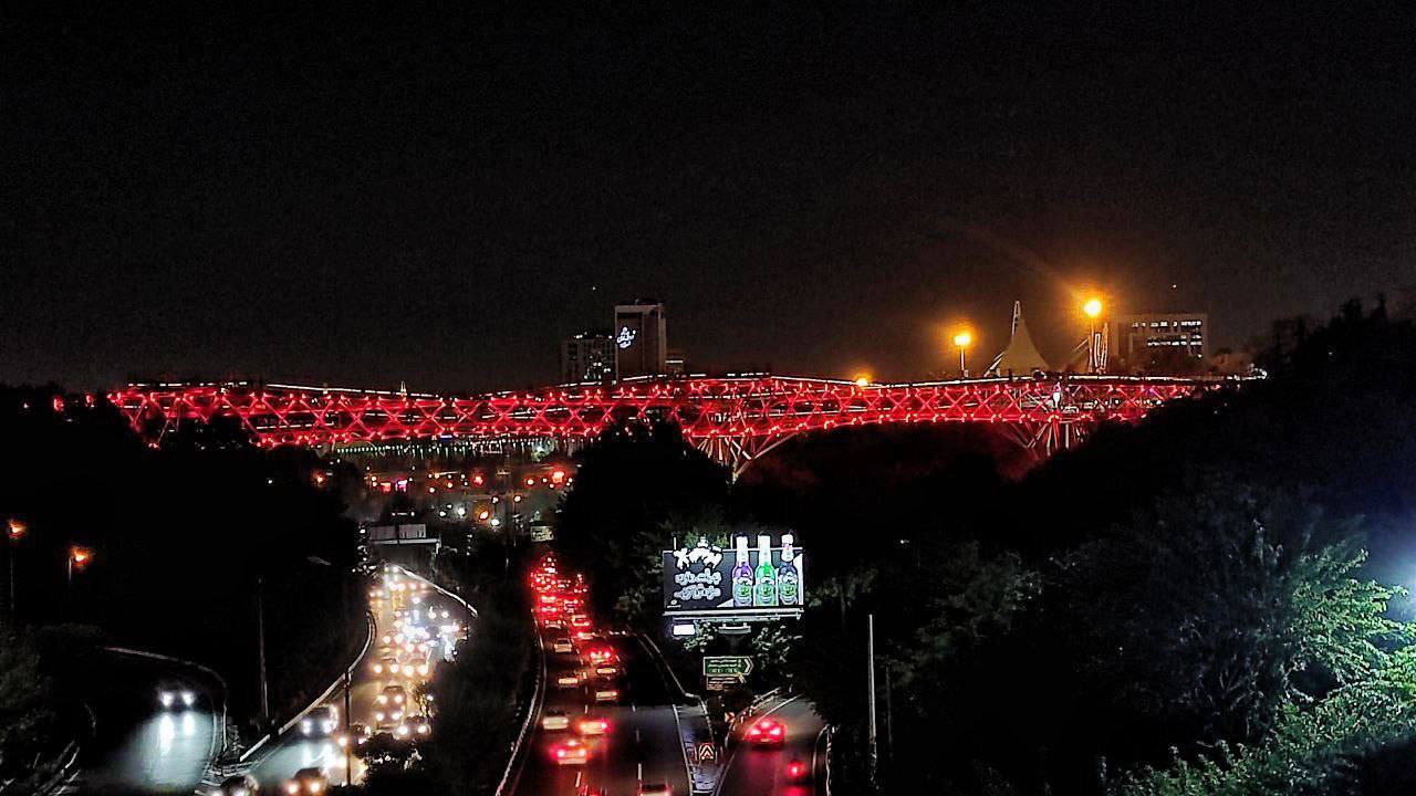 برج آزادی‌و پل طبیعت به پاس خدمات سرخ و سپیدپوشان هلال‌احمر به رنگ قرمز درآمدند