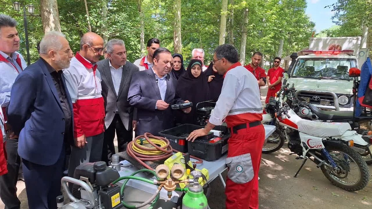 استاندار قزوین از نمایشگاه توانمندی های جمعیت هلال احمر قزوین بازدید کرد 