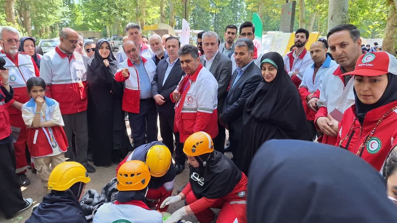 استاندار قزوین از نمایشگاه توانمندی های جمعیت هلال احمر قزوین بازدید کرد استاندار قزوین از نمایشگاه توانمندی های جمعیت هلال احمر قزوین بازدید کرد