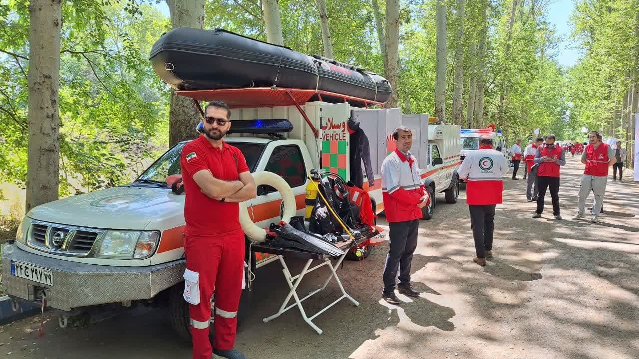 استاندار قزوین از نمایشگاه توانمندی های جمعیت هلال احمر قزوین بازدید کرد استاندار قزوین از نمایشگاه توانمندی های جمعیت هلال احمر قزوین بازدید کرد