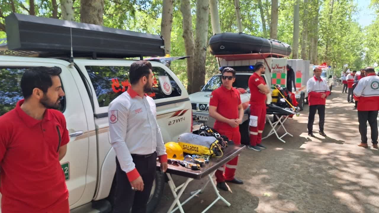 استاندار قزوین از نمایشگاه توانمندی های جمعیت هلال احمر قزوین بازدید کرد استاندار قزوین از نمایشگاه توانمندی های جمعیت هلال احمر قزوین بازدید کرد