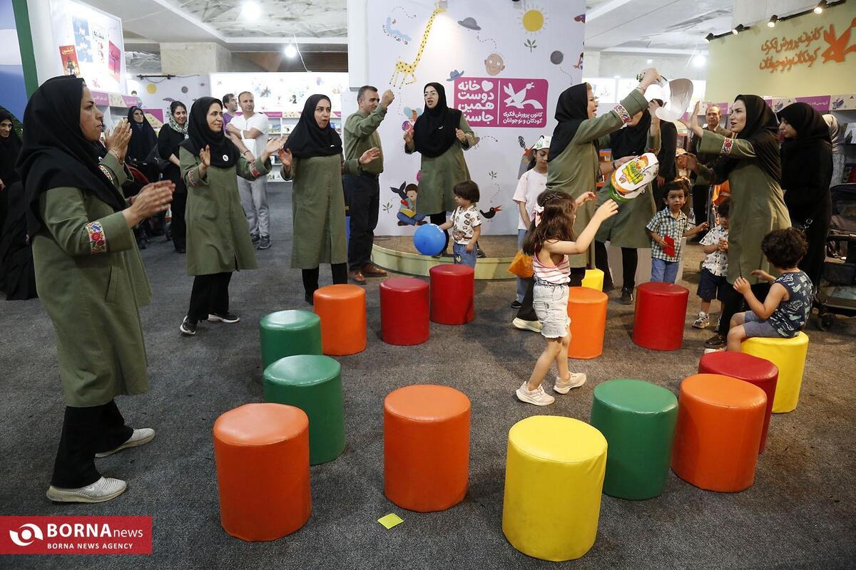 اجرای نمایش کتاب‌ها در غرفه کانون نمایشگاه کتاب